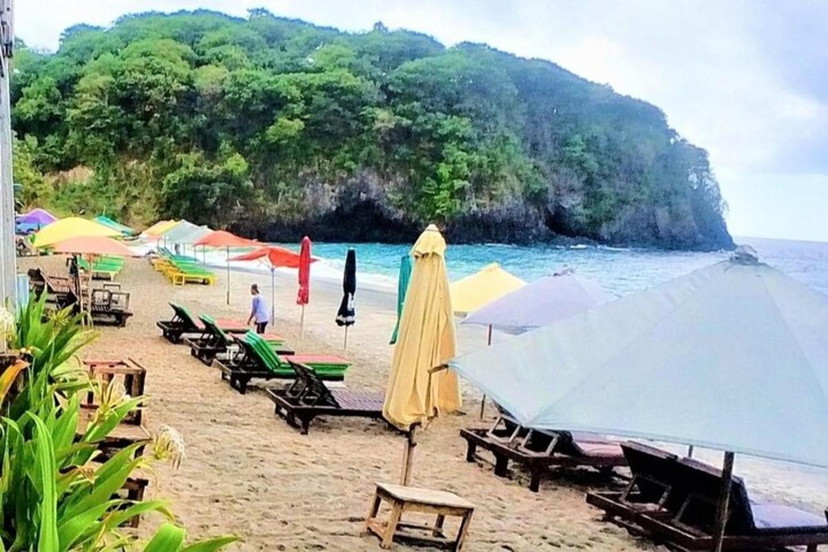 một bãi biển với một loạt ô và ghế