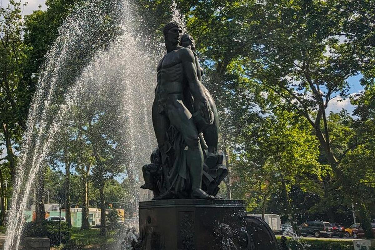 una estatua de un hombre parado en una fuente