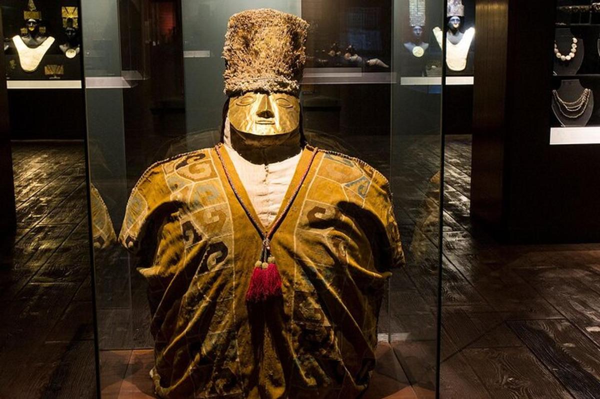 o statuie într-o vitrină de sticlă într-un muzeu