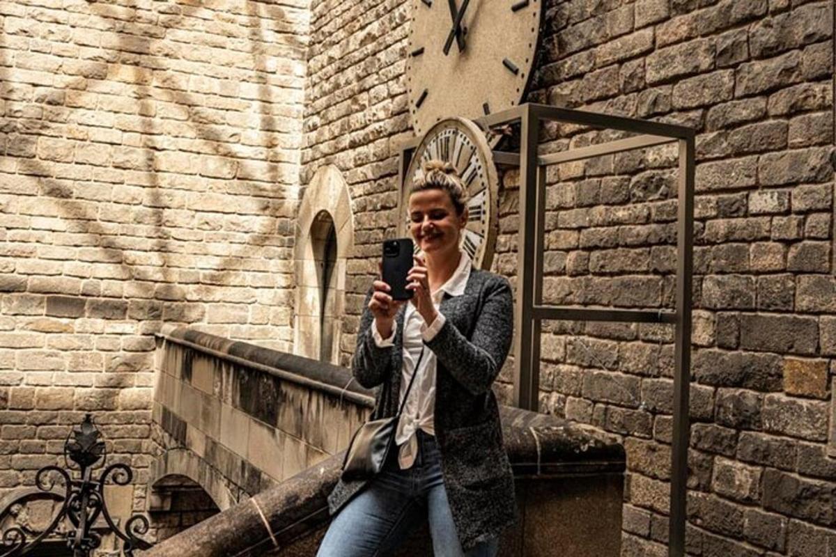 ženska, ki fotografira s svojim mobilnim telefonom
