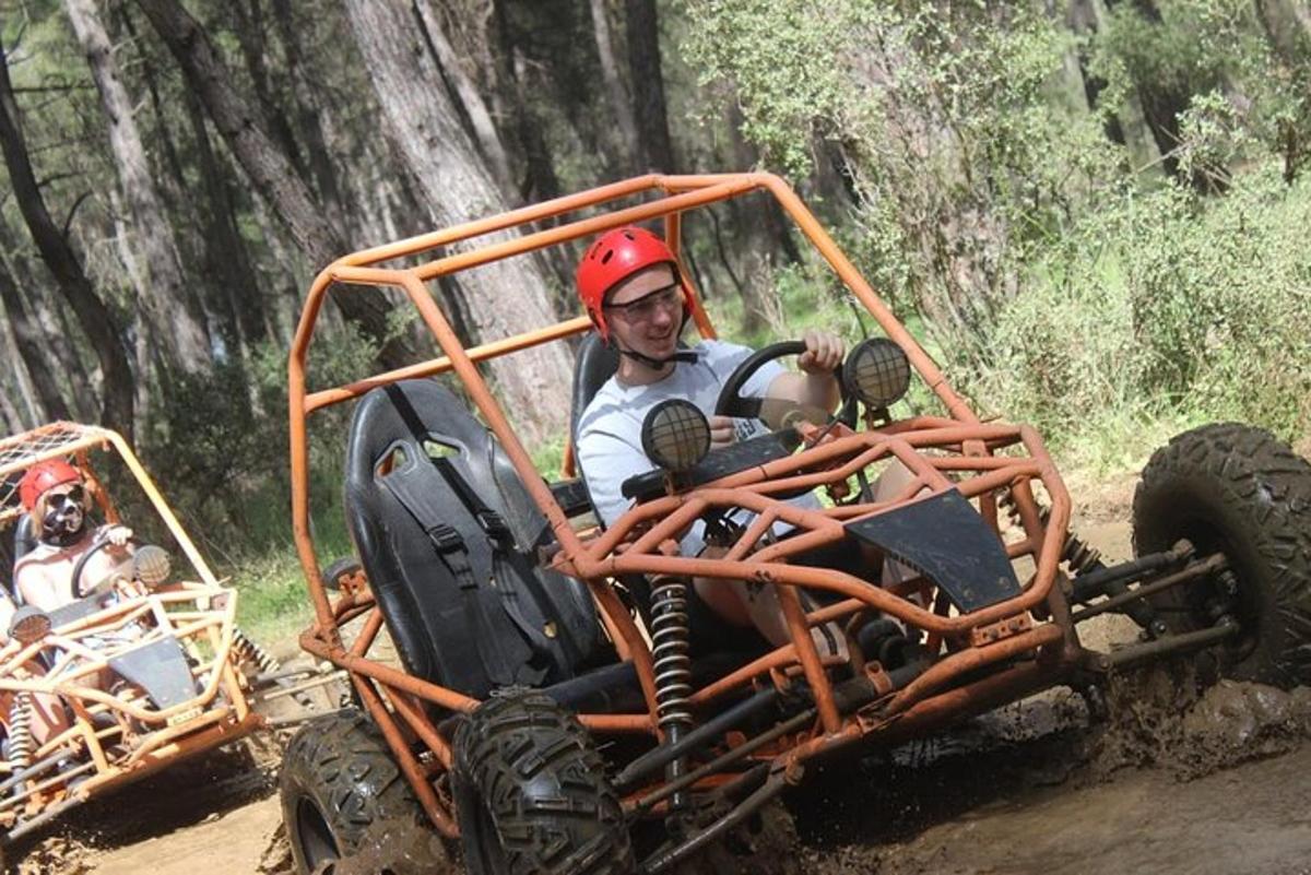 ein Mann, der in einem Quad auf einer unbefestigten Straße fährt