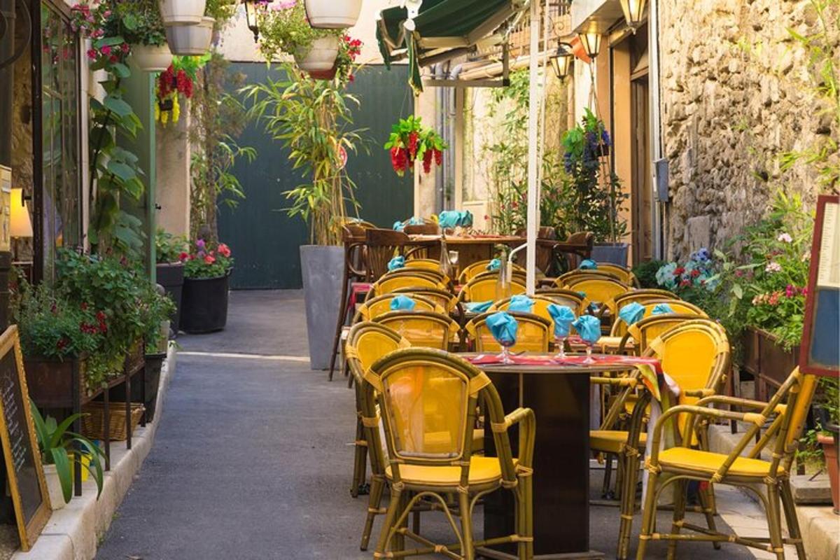 una fila di tavoli e sedie gialli su un patio
