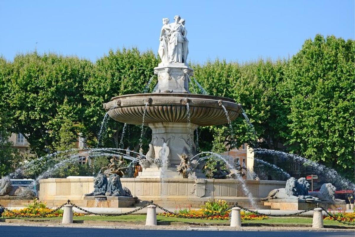 una fontana con statue in un parco