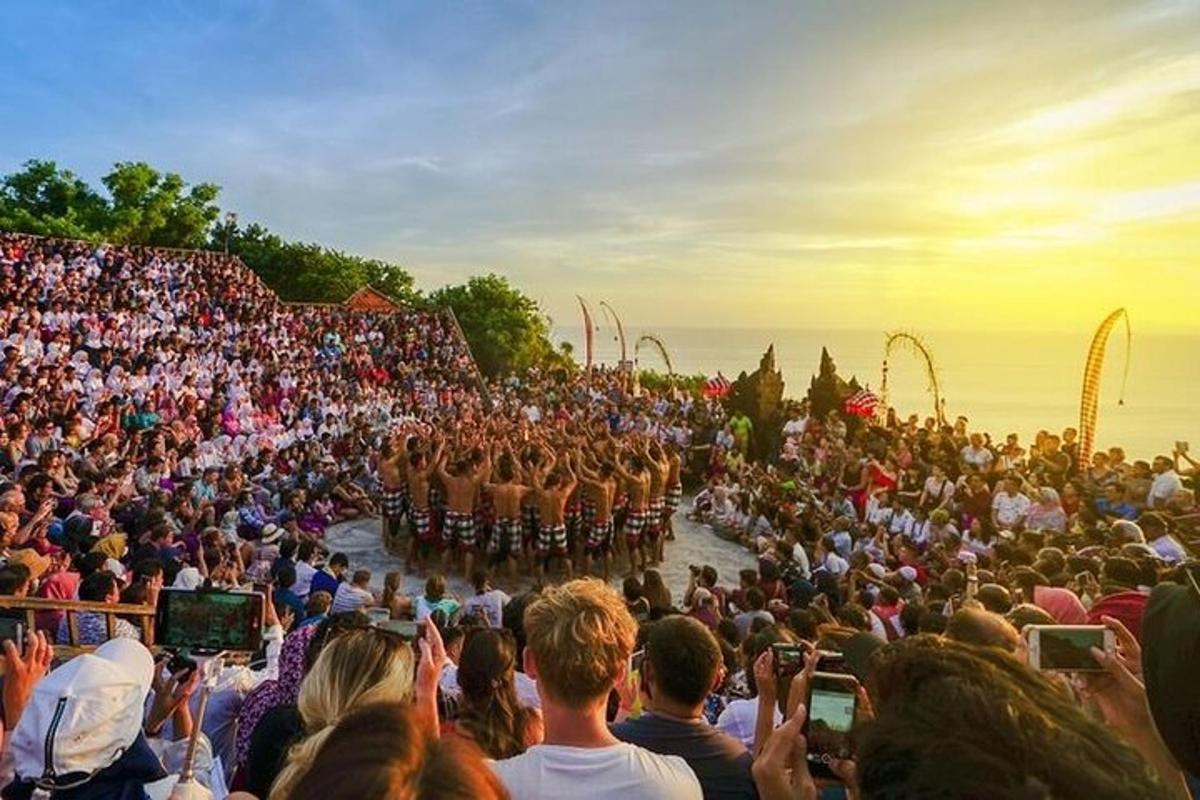 una grande folla di persone che guarda una band esibirsi all'Aestival