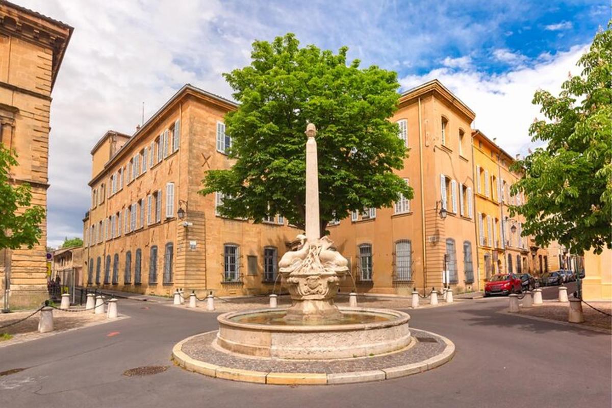 una fontana in una strada di fronte a un edificio