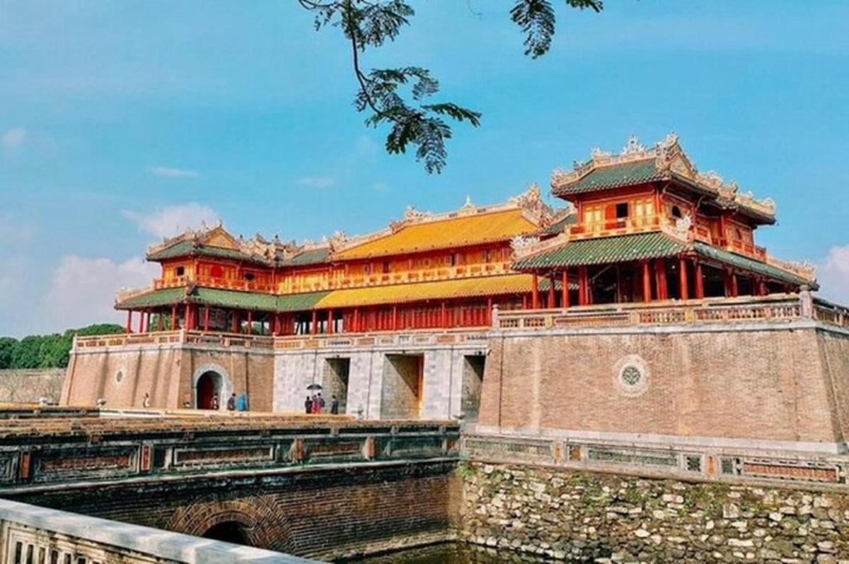 un gran edifici sobre una paret de maons