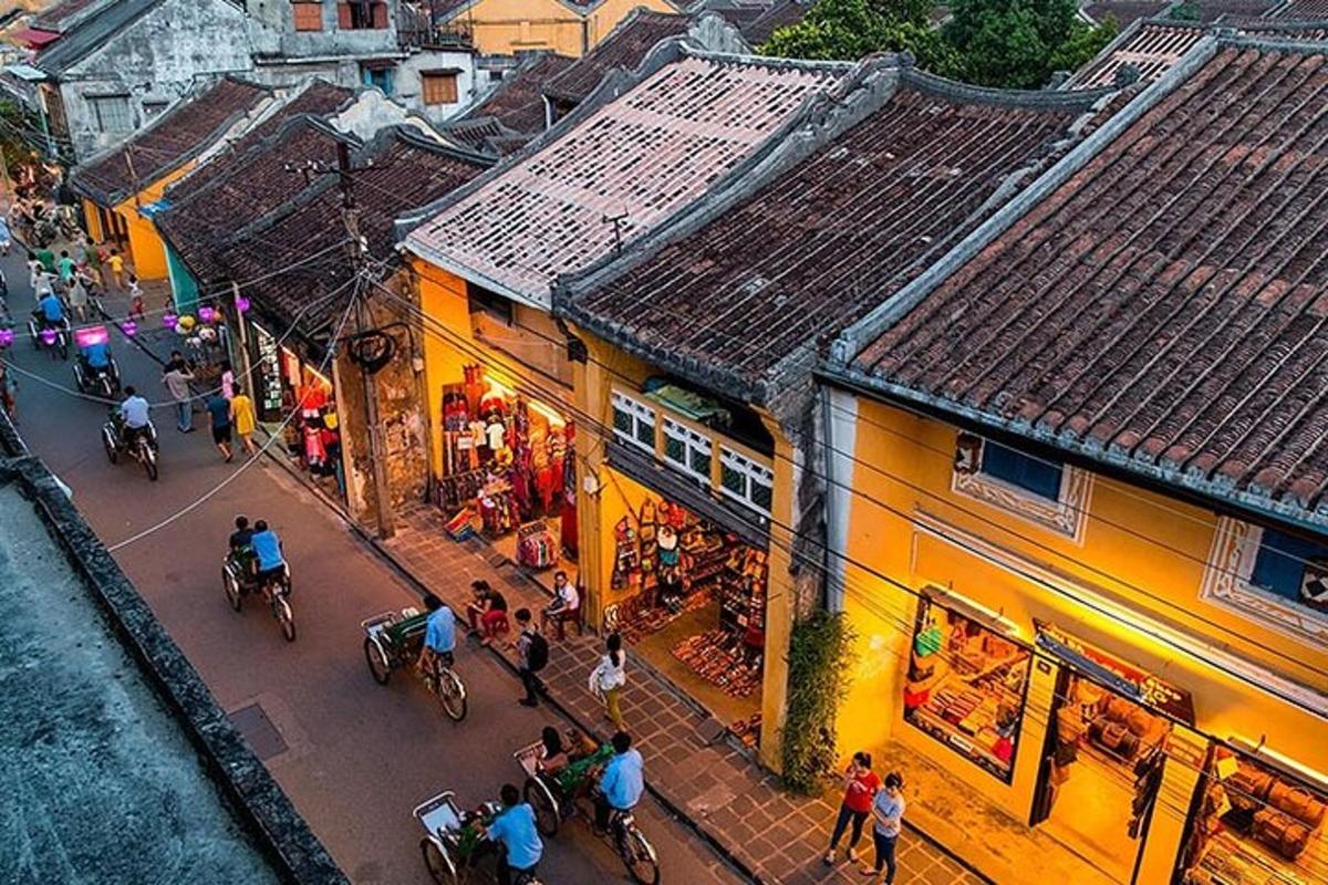 una vista dall'alto di una strada in una città asiatica