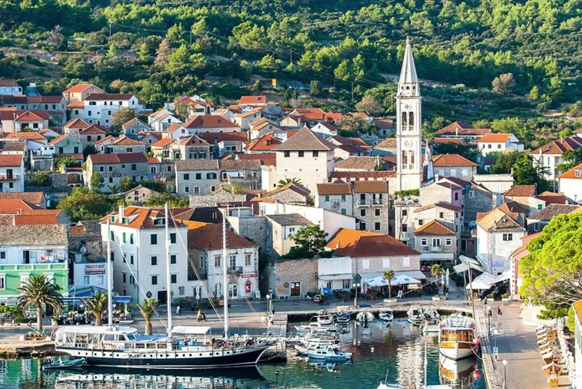 μια πόλη με βάρκες στο νερό και μια κωμόπολη