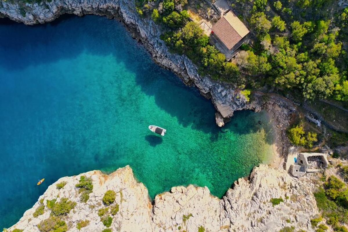 Μια εναέρια άποψη ενός κόλπου με μια βάρκα στο νερό
