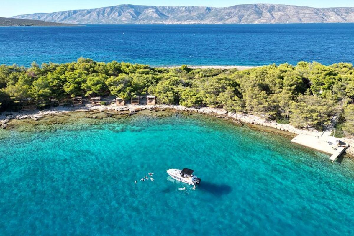 μια βάρκα στη μέση ενός μεγάλου όγκου νερού