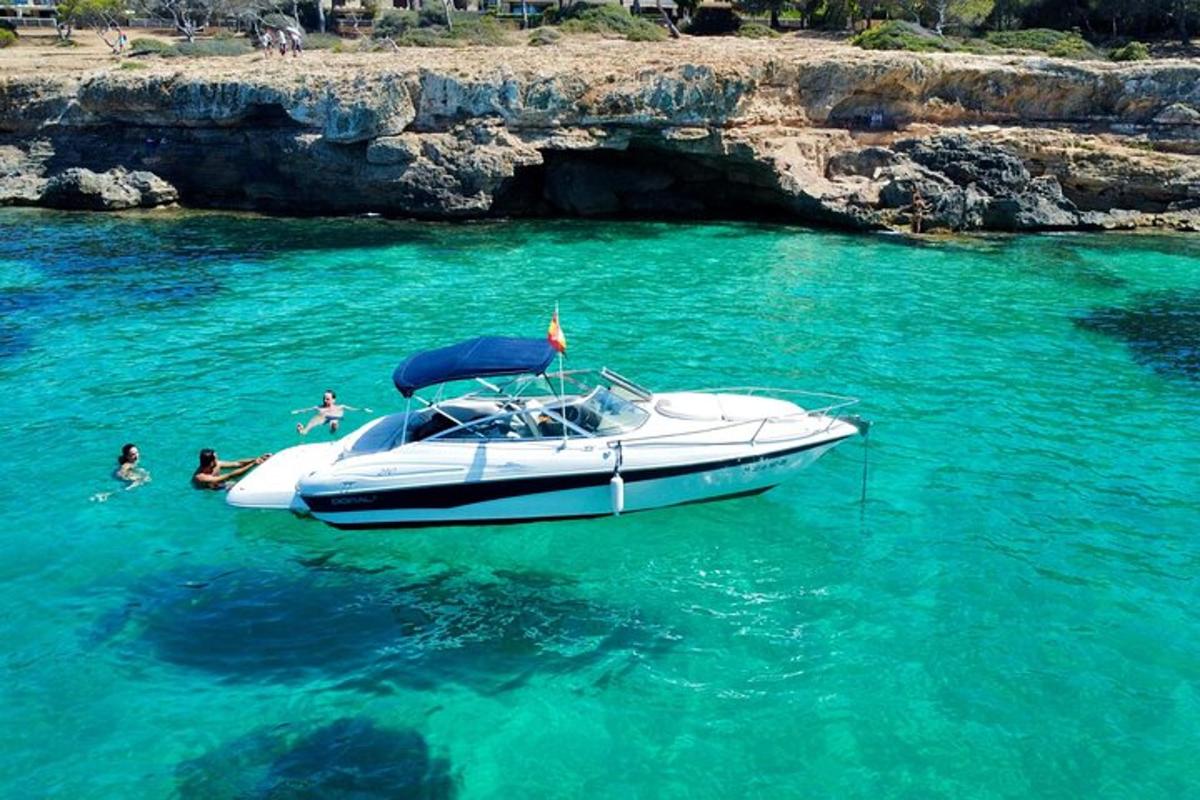 μια βάρκα στο νερό με ανθρώπους να κολυμπούν μέσα της