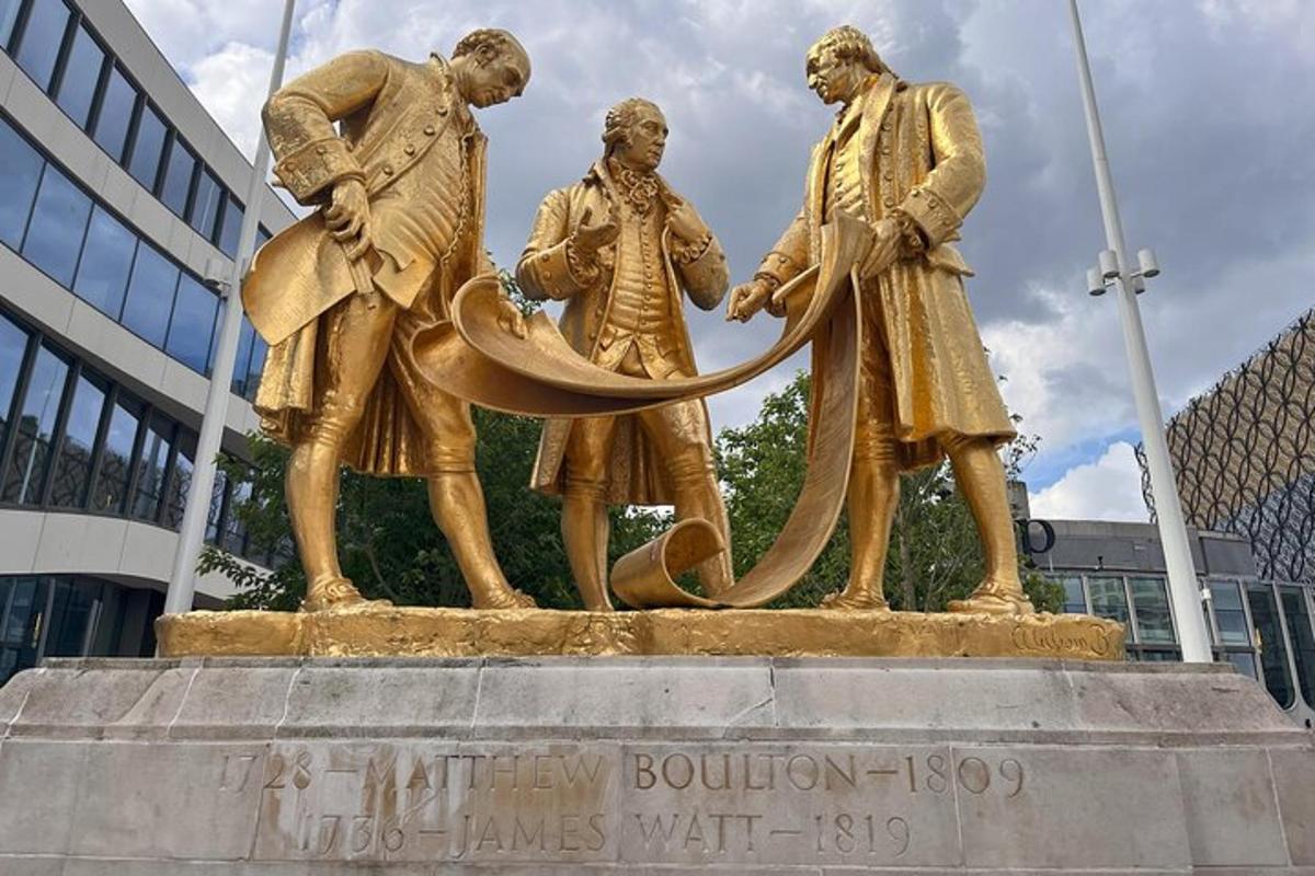 una statua di un gruppo di persone di fronte a un edificio