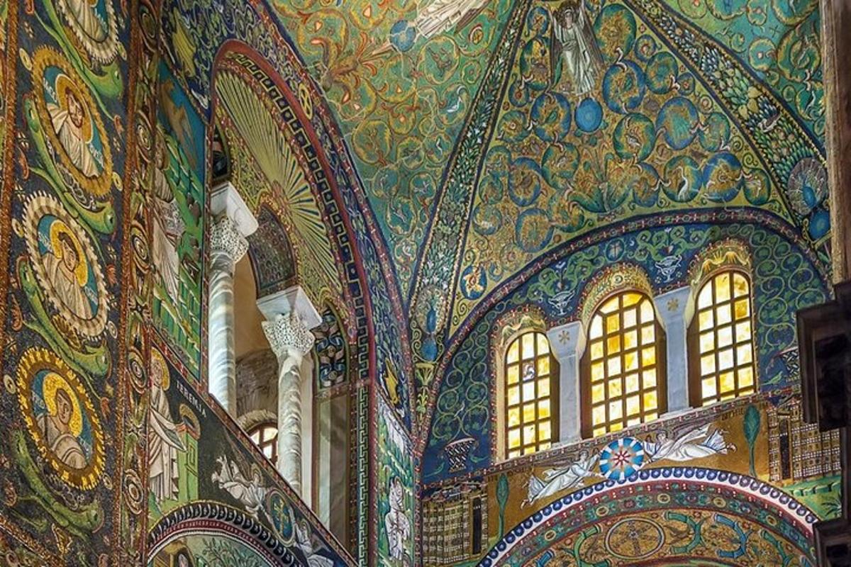غرفة ذات جدران وأسقف ملونة ونوافذ