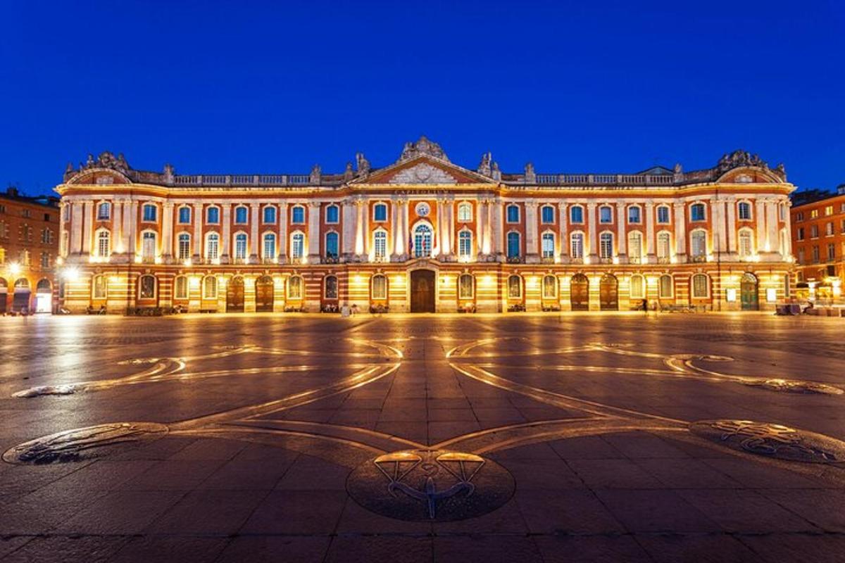 un grande edificio è illuminato di notte