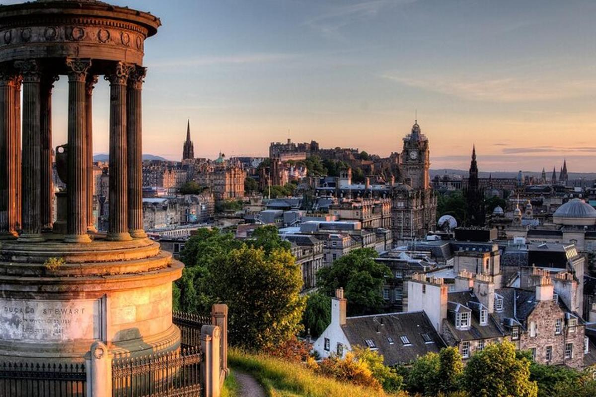 Pohled na město Edinburgh při západu slunce
