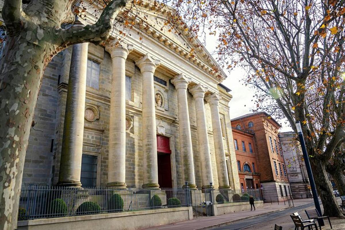 un grande edificio con colonne sul lato di una strada