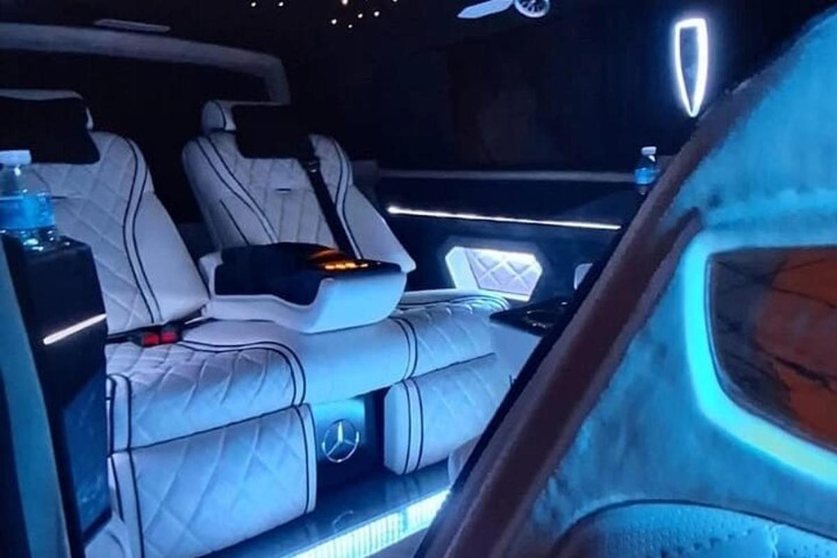un posto vuoto in un'auto di notte