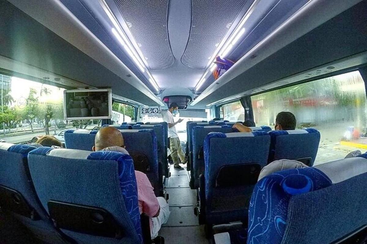 grupa ludzi siedząca w autobusie