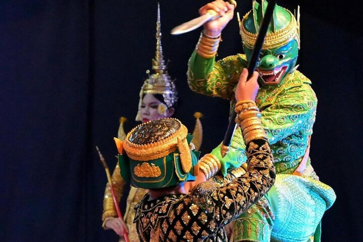 beberapa orang berpakaian dalam pakaian