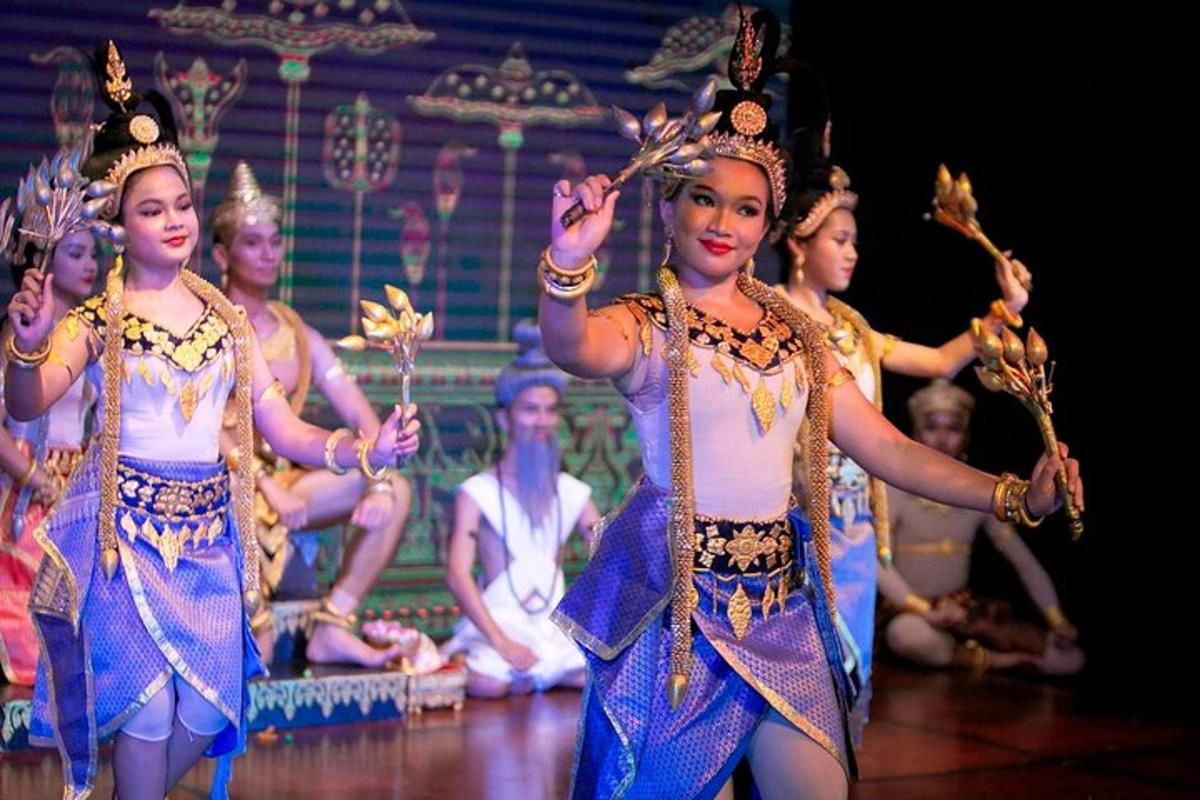 sekelompok wanita menari di atas panggung