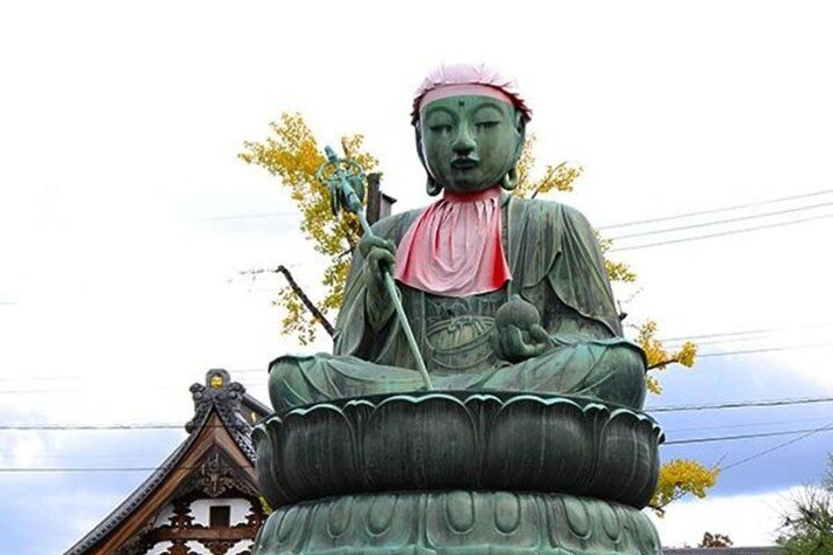 위에 앉아 있는 여자의 동상