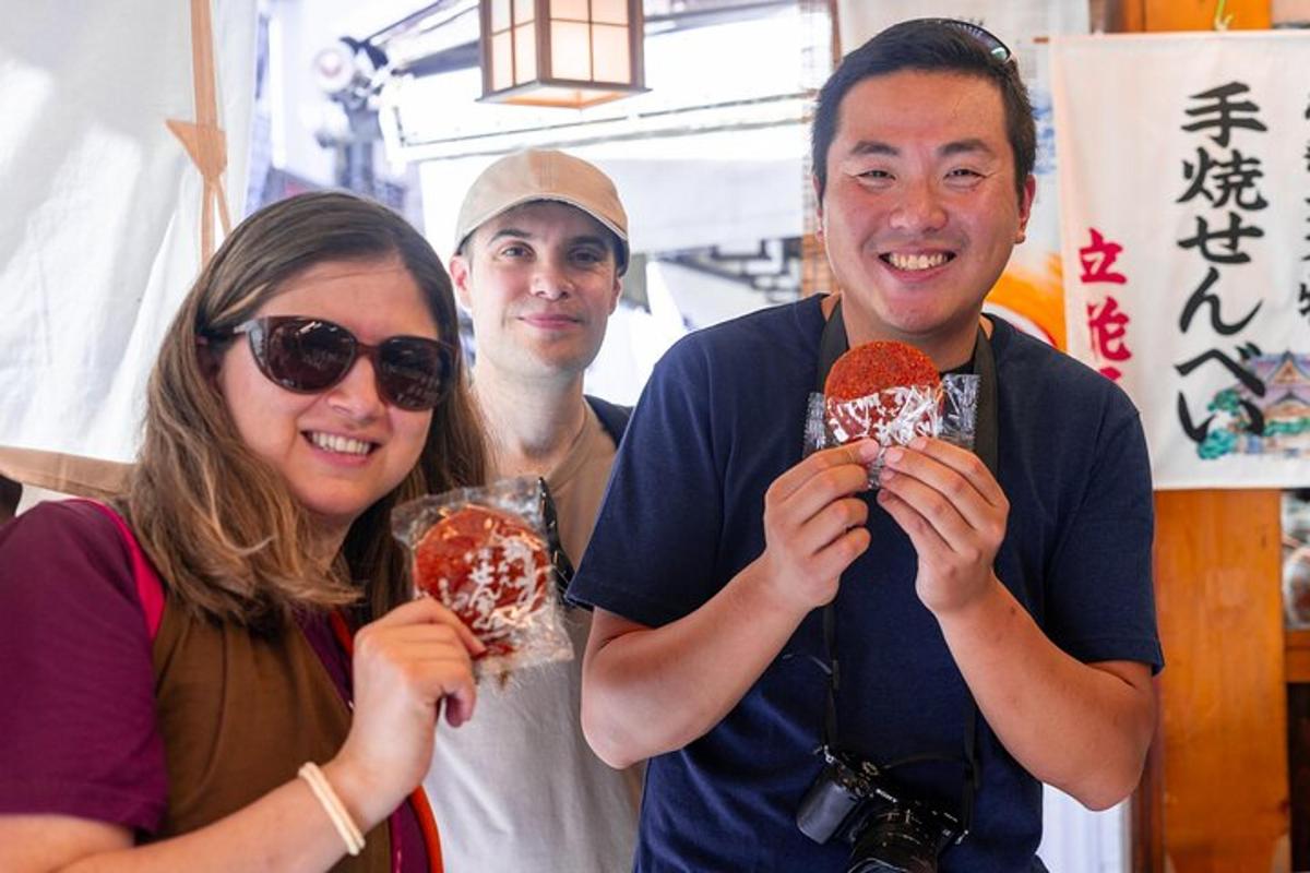 un gruppo di persone che tengono delle ciambelle in mano