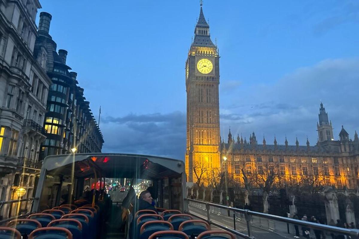 egy busz a Big Bennel Londonban egy óratoronnyal