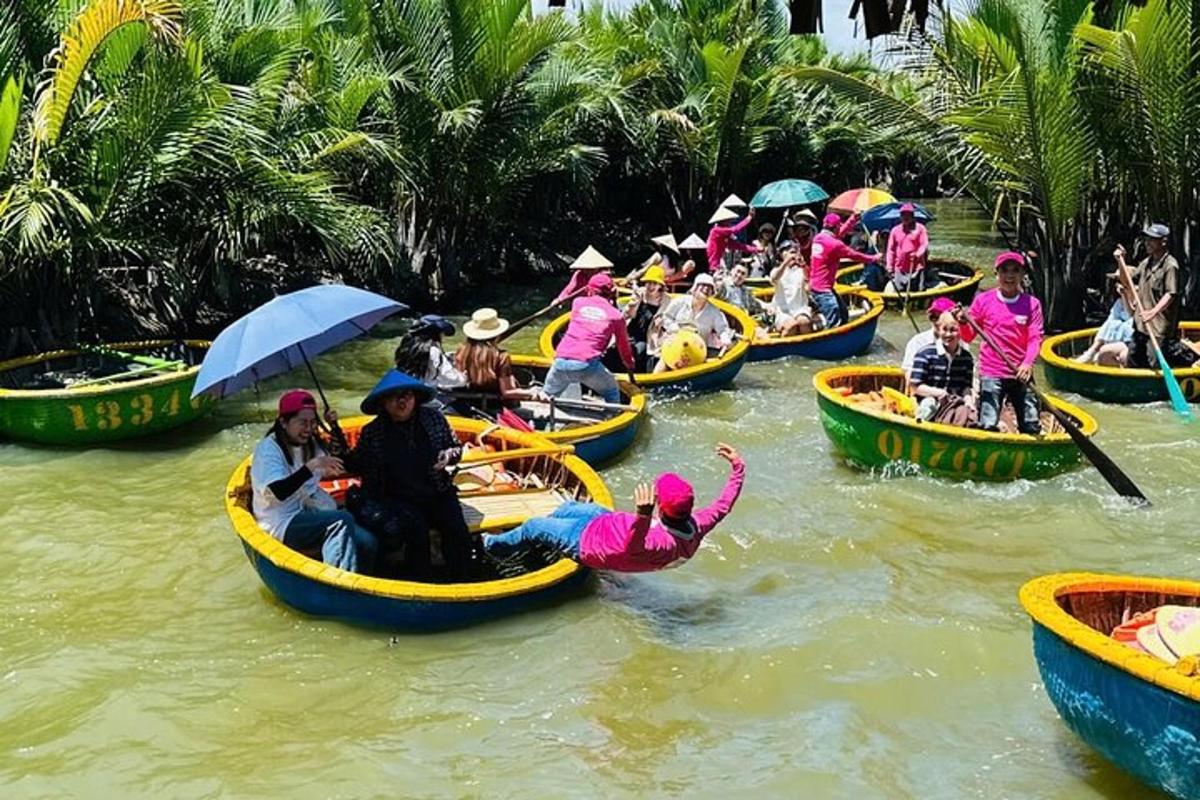 un gruppo di persone in barche in acqua