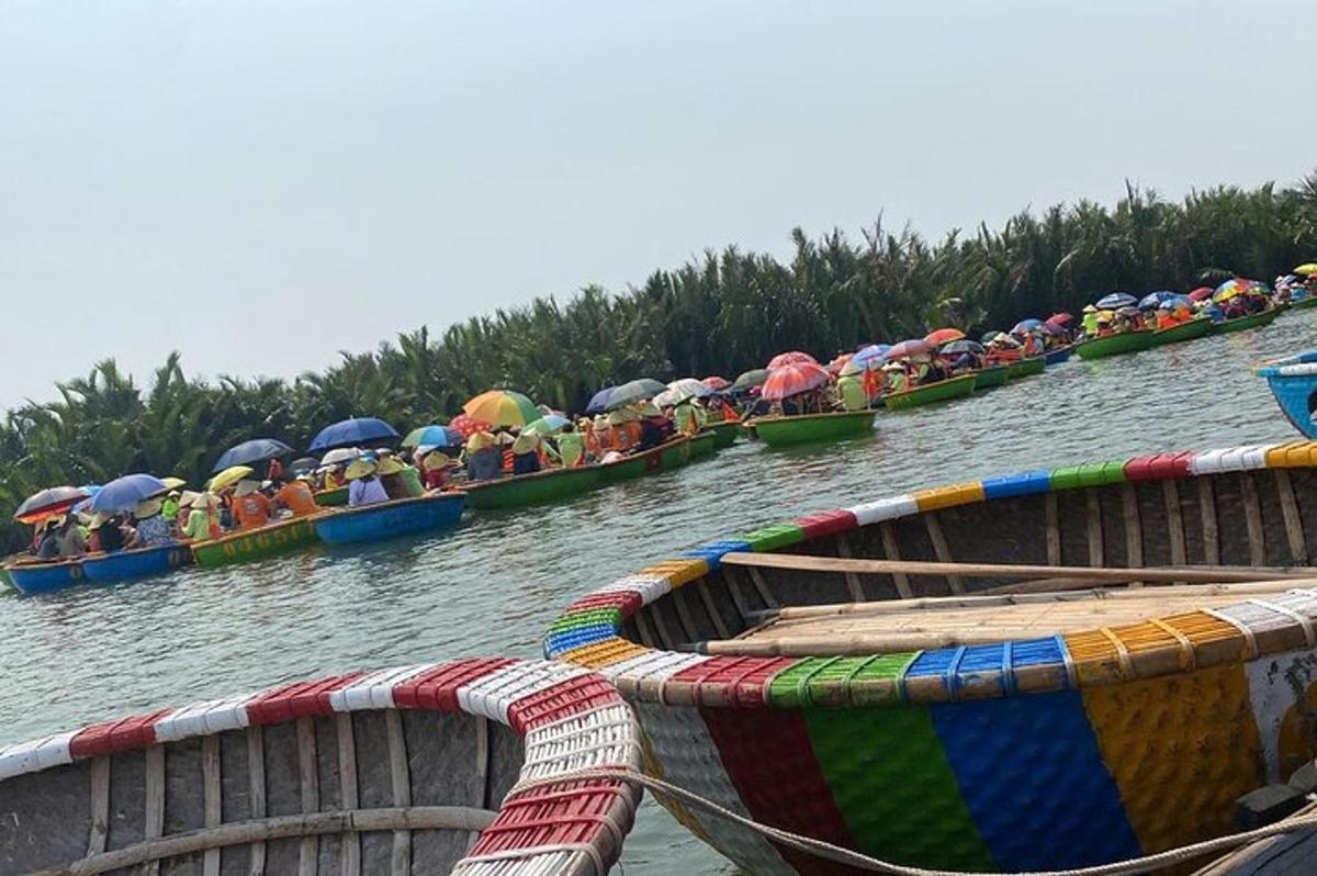 un rând de bărci cu oameni pe ele în apă