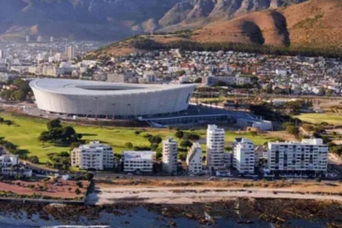 una vista aèria d'una ciutat amb un gran edifici
