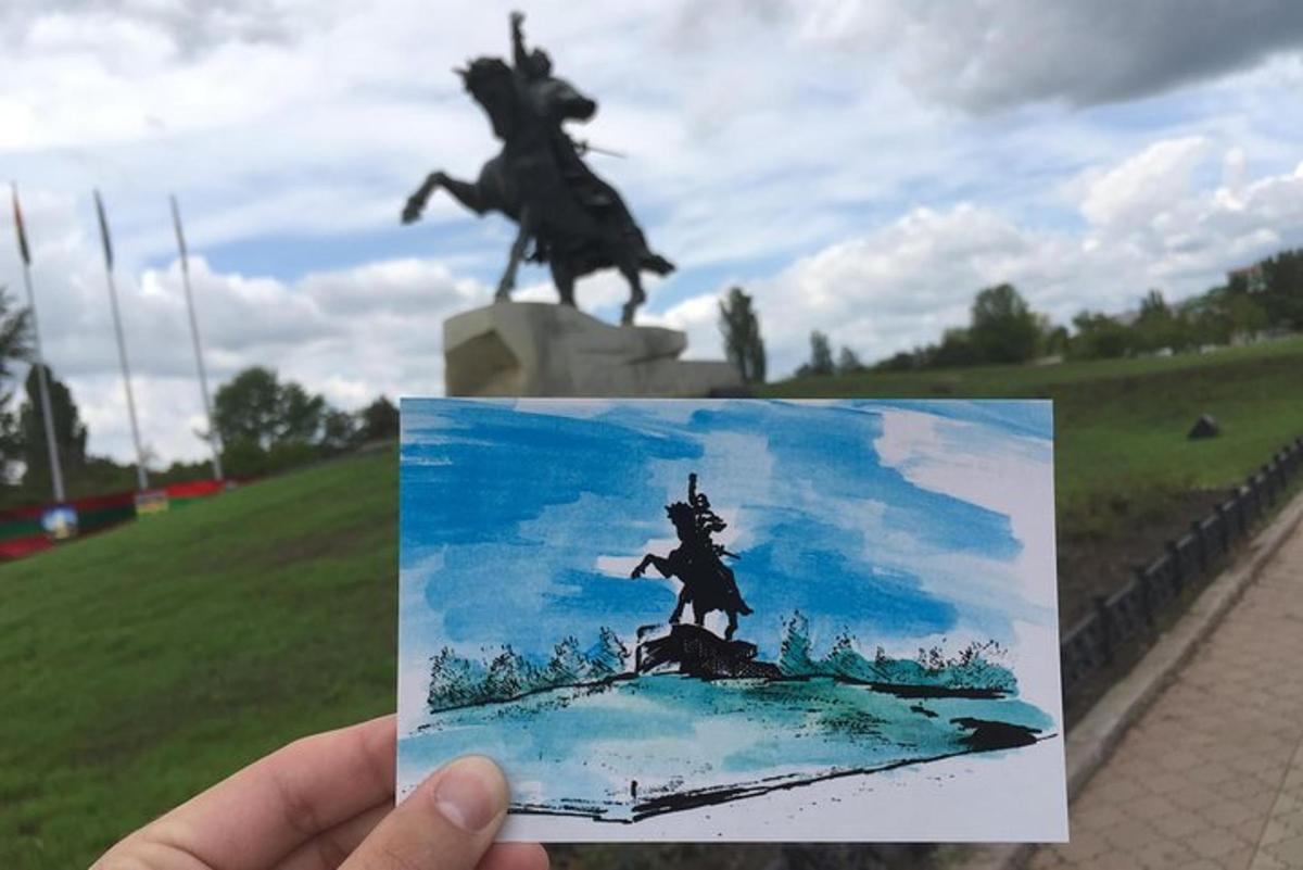 людина, яка тримає зображення статуї