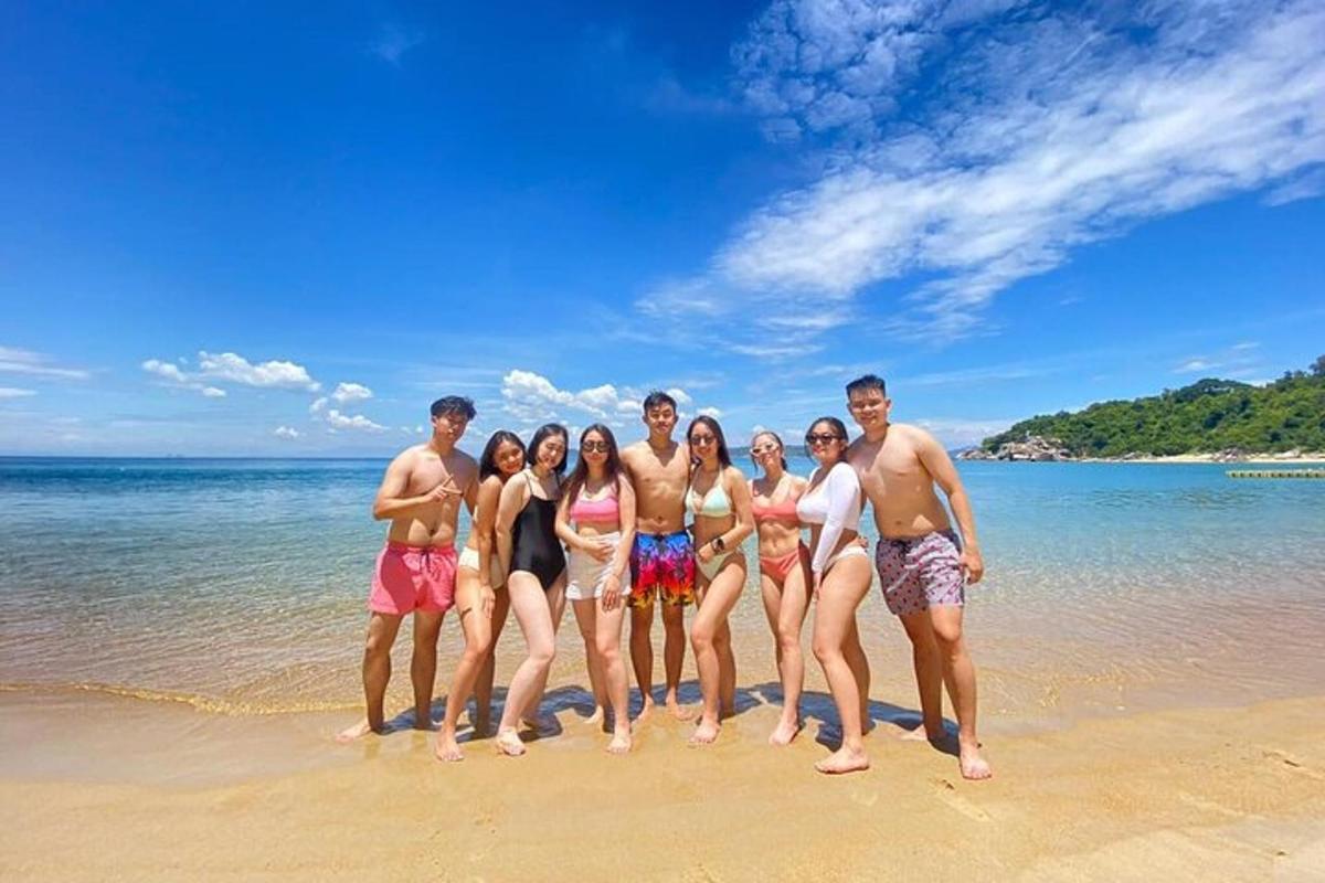sekelompok orang berdiri di pantai