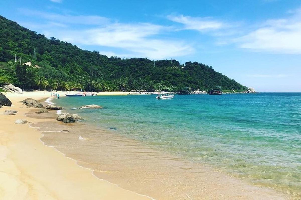 pantai dengan sekelompok perahu di air