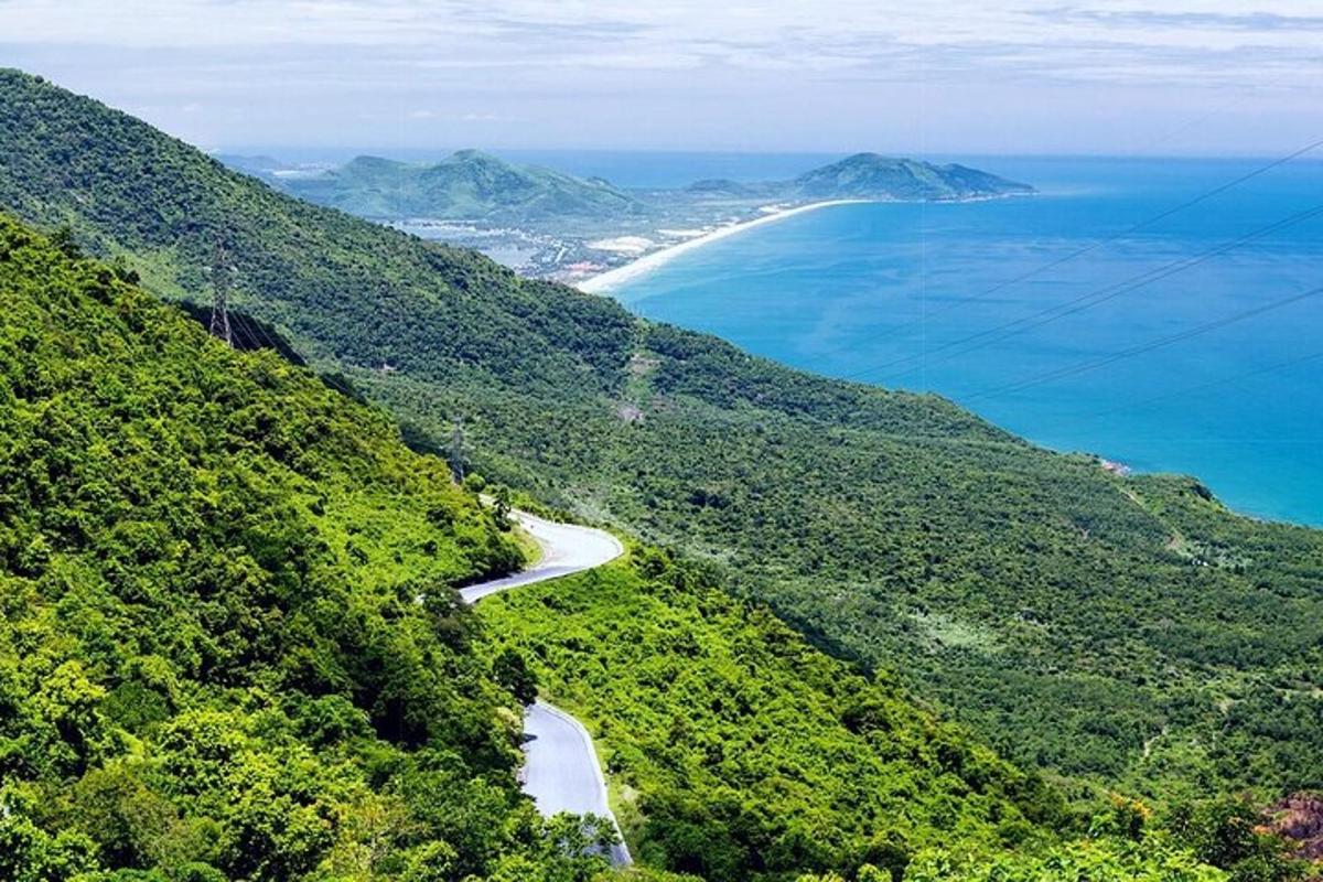 도로와 바다가 보이는 산의 전망
