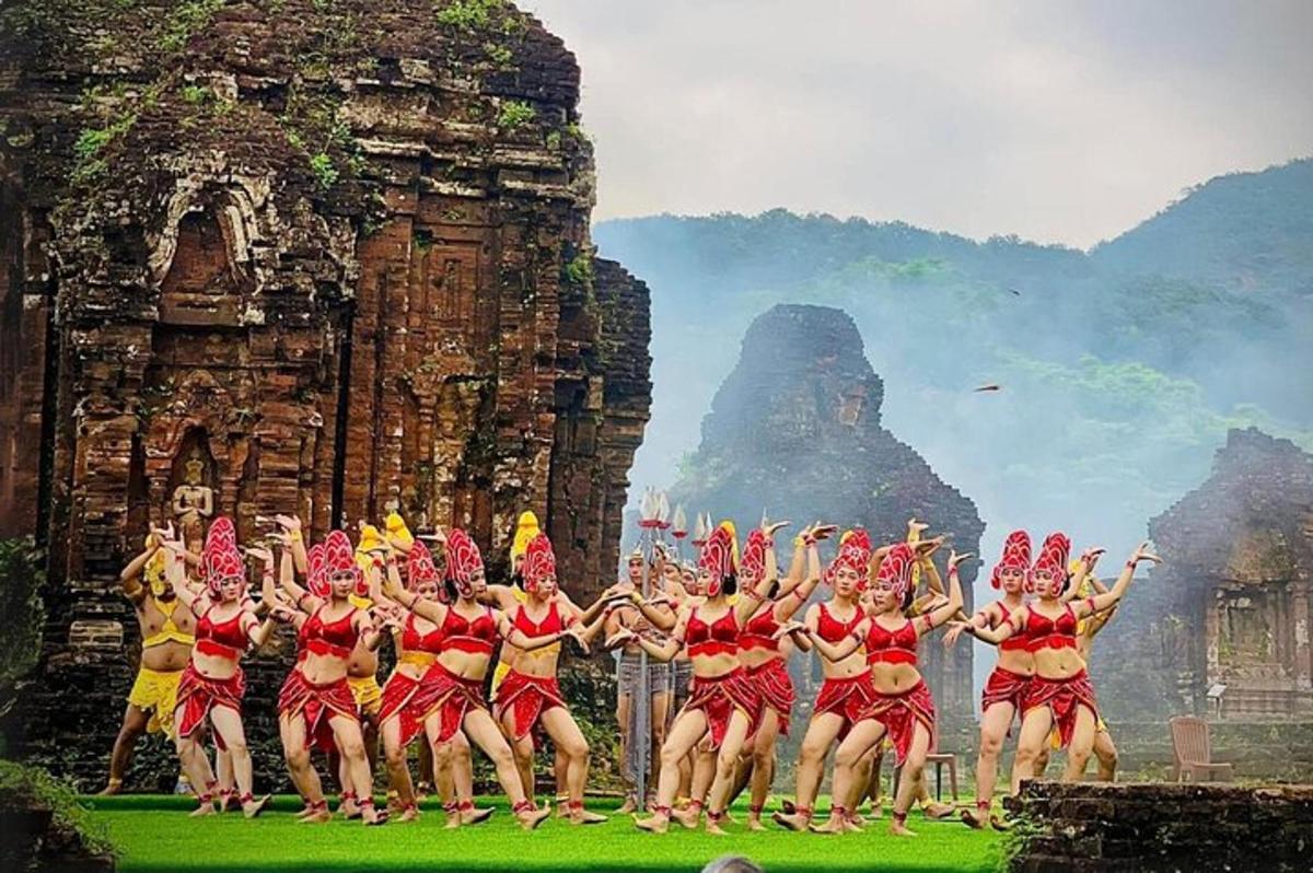 un grup de oameni care dansează în fața unei clădiri
