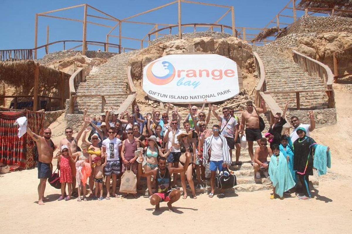 un gruppo di persone in posa per una foto in un anfiteatro