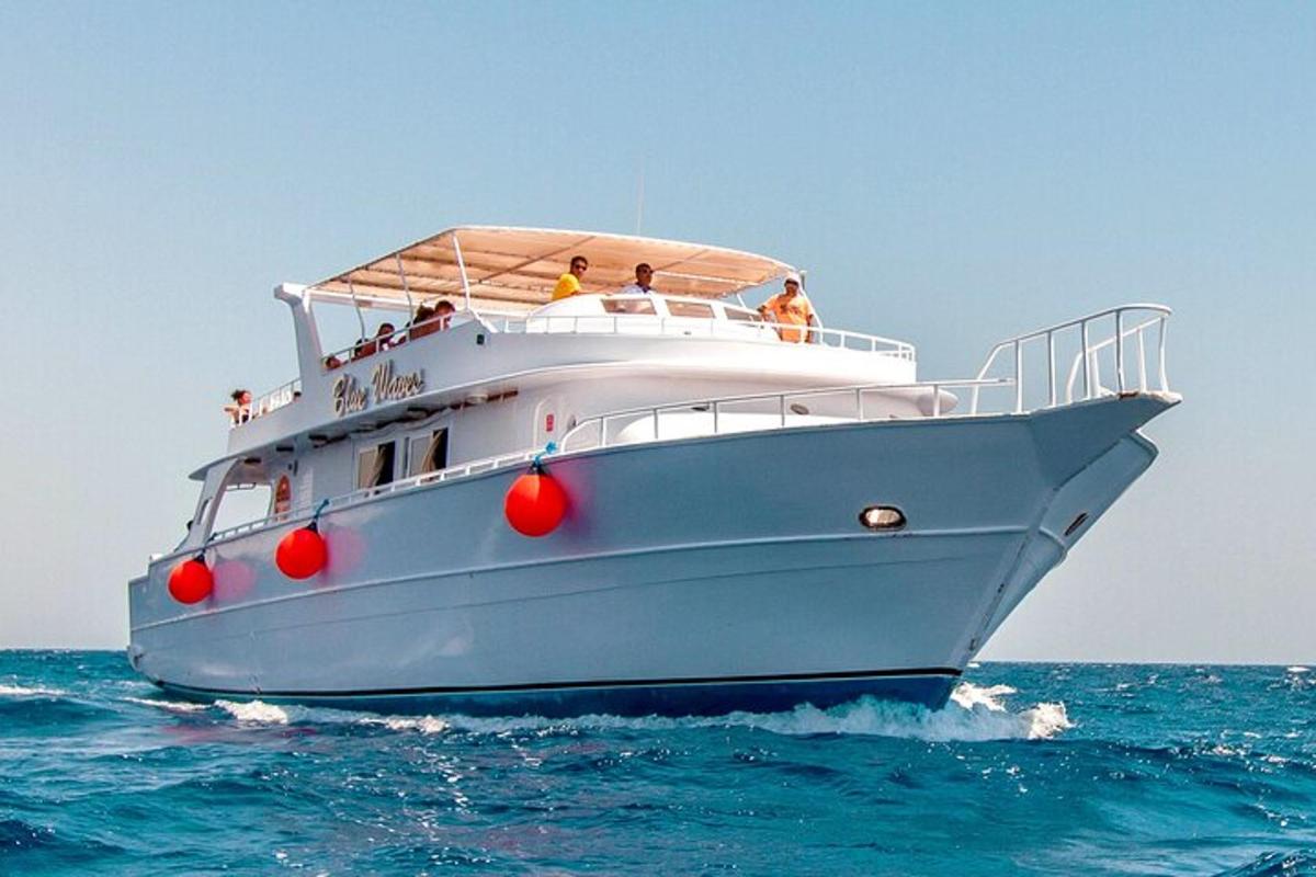 un gruppo di persone su una barca nell'oceano