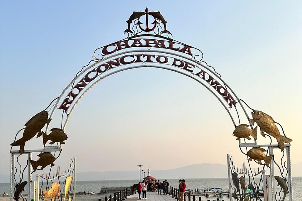 un arco sulla spiaggia con persone che camminano sotto di esso