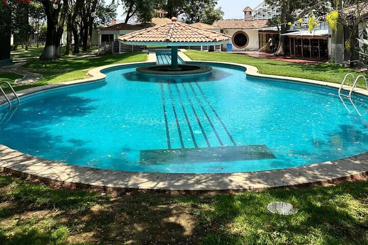 una grande piscina blu con gazebo