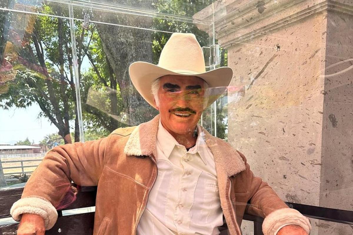 un uomo che indossa un cappello da cowboy e i baffi