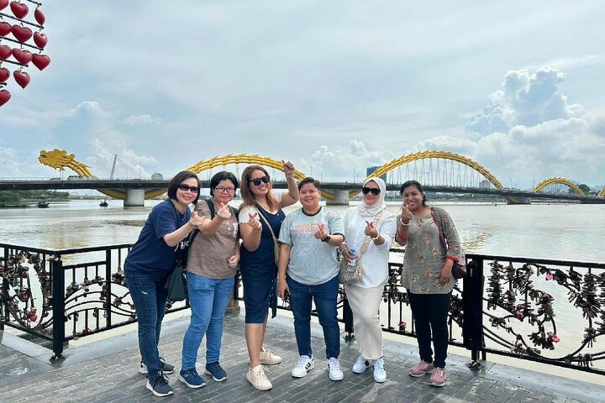 sekumpulan orang bergambar di atas jambatan
