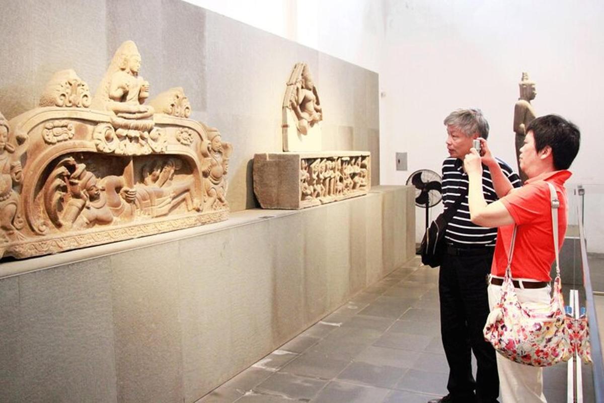 seorang lelaki mengambil gambar pameran muzium