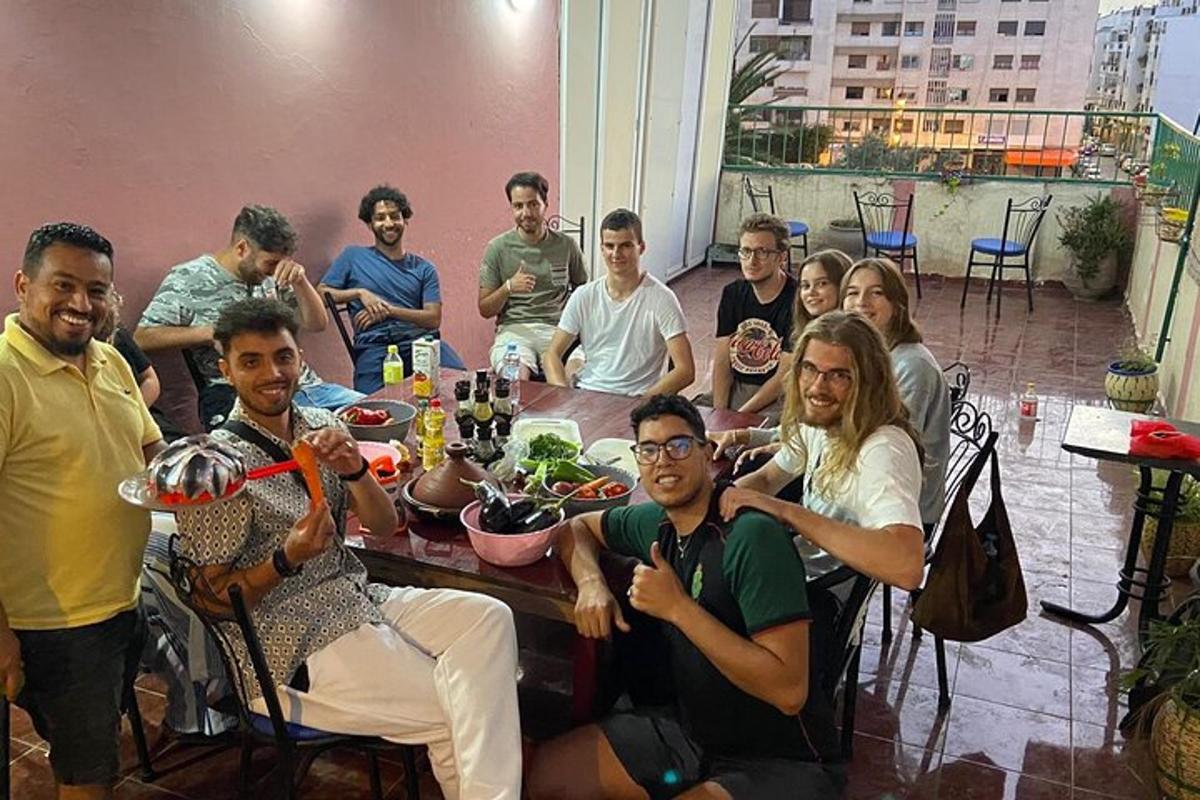 μια ομάδα ανθρώπων που κάθονται γύρω από ένα τραπέζι