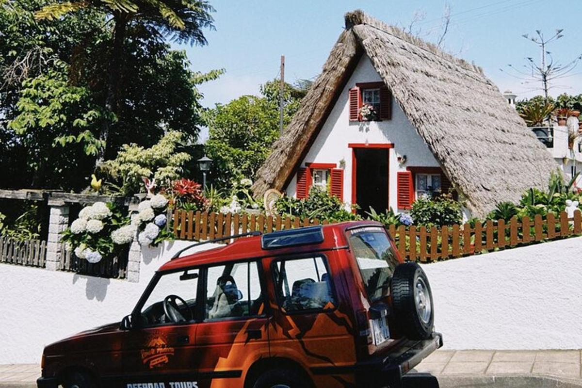 en liten bil parkert foran et hus