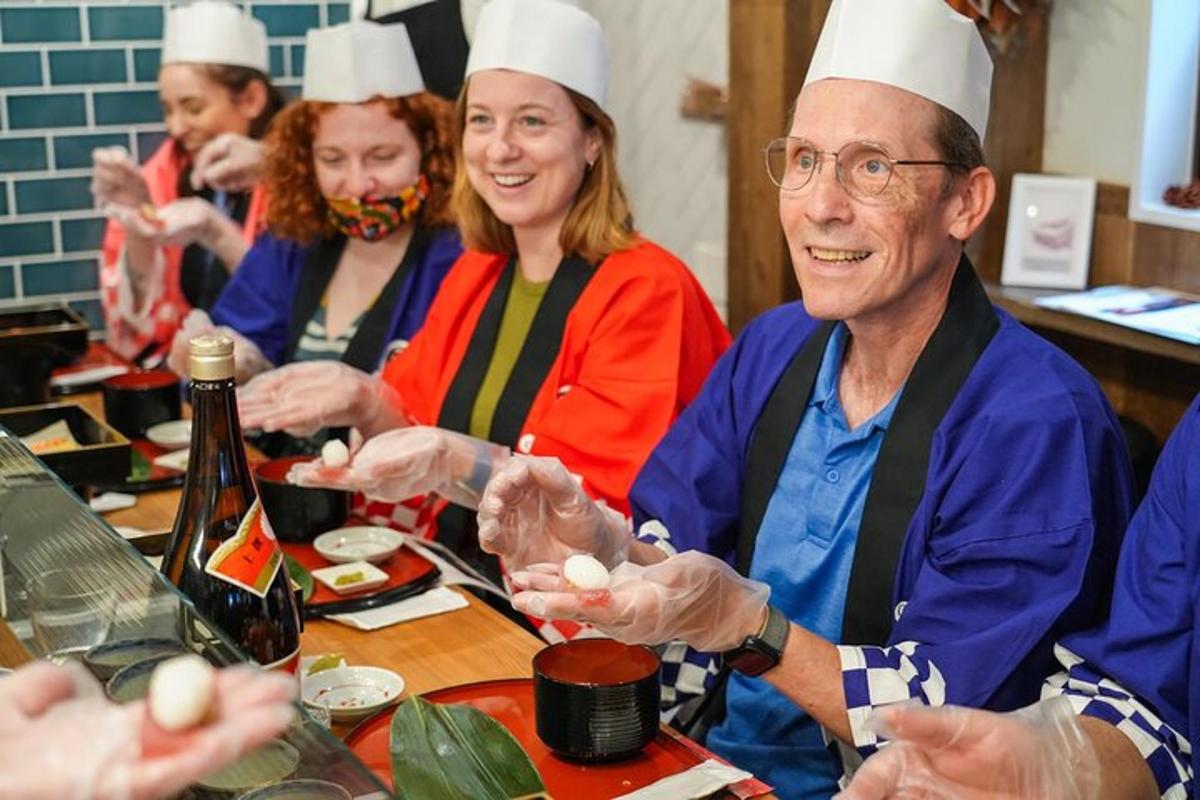 un groupe de personnes assises à une table portant des chefs