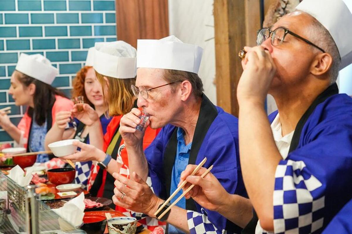 een groep mensen met koksmutsen die eten