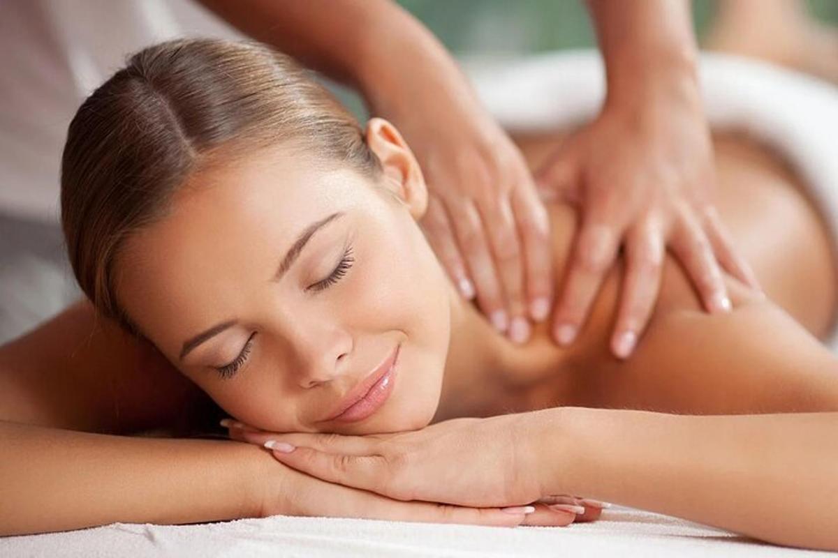 en kvinne som får massasje i et spa-badekar
