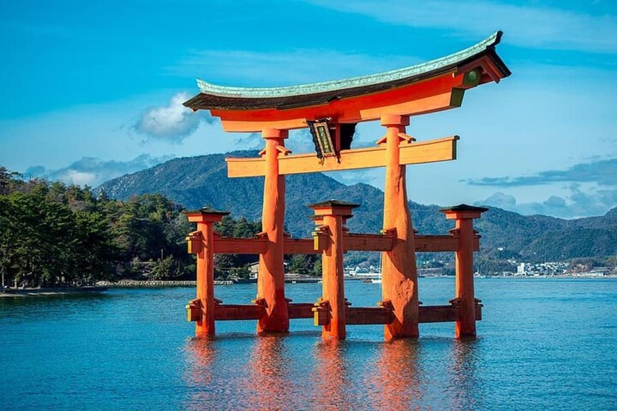 un cancello torii arancione in mezzo all'acqua