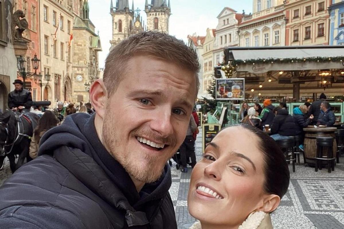 um homem e uma mulher posando para uma foto em uma cidade