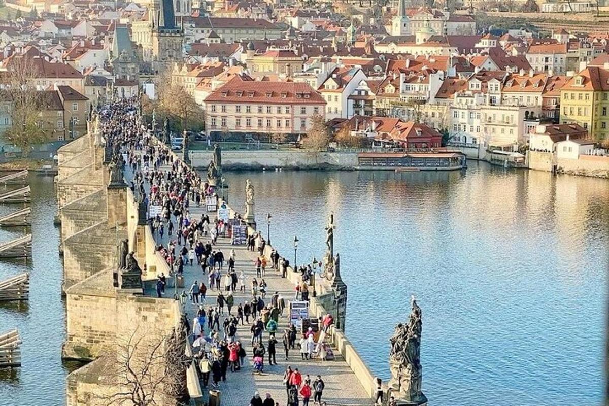 tłum ludzi idący mostem nad rzeką
